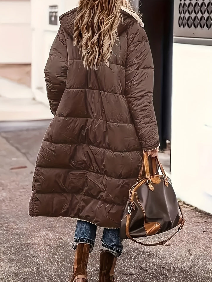 Braune lange Winterjacke von hinten mit Kunstfell-Kapuze und Steppmuster