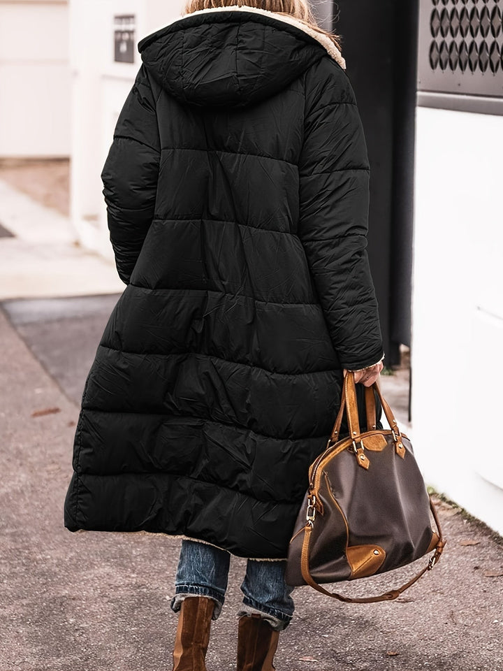 Schwarze lange Steppjacke von hinten mit Kapuze und Teddyfell-Besatz