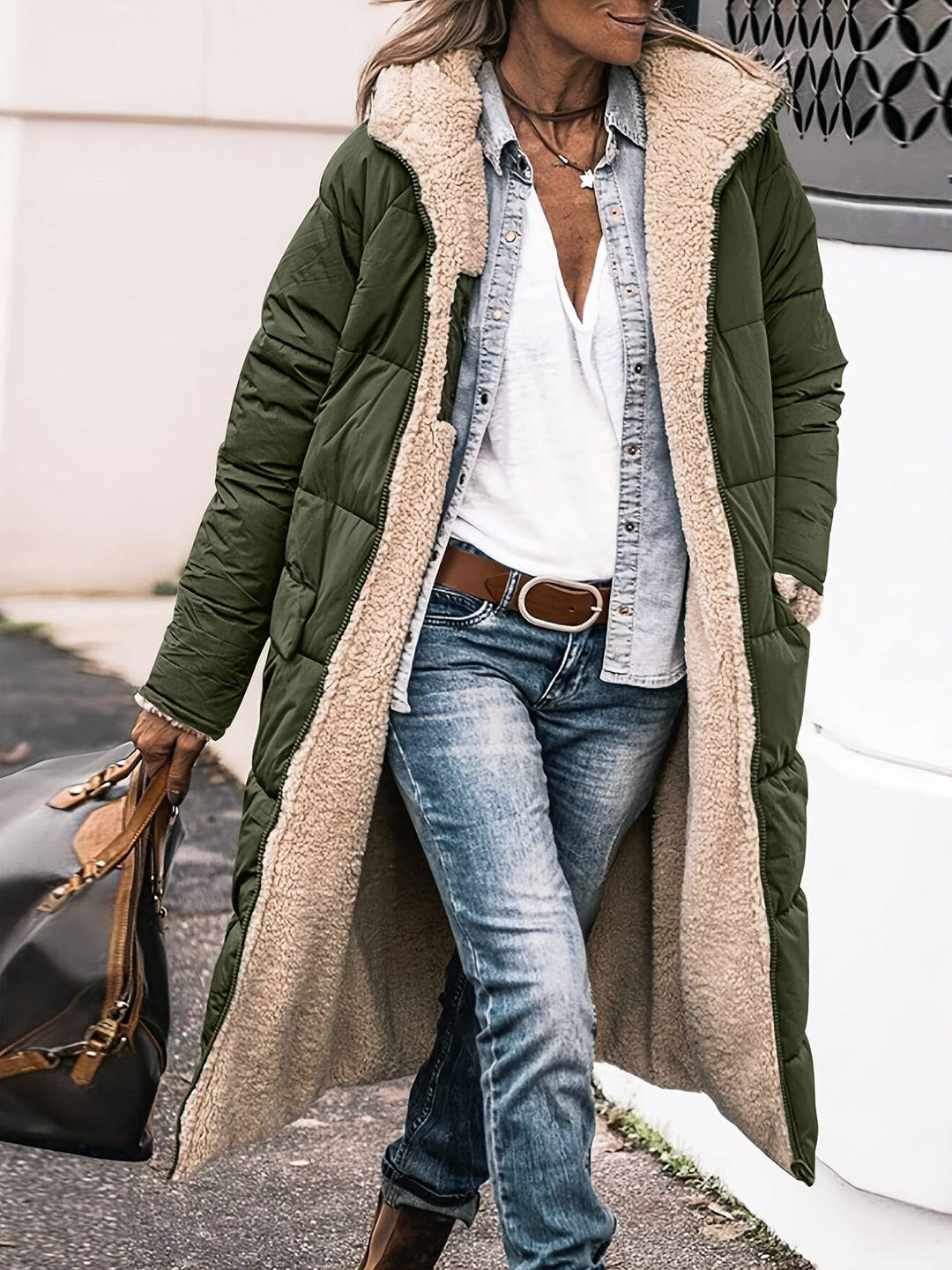 Olivgrüne wattierte Winterjacke mit Kunstfell-Kapuze und Seitentaschen