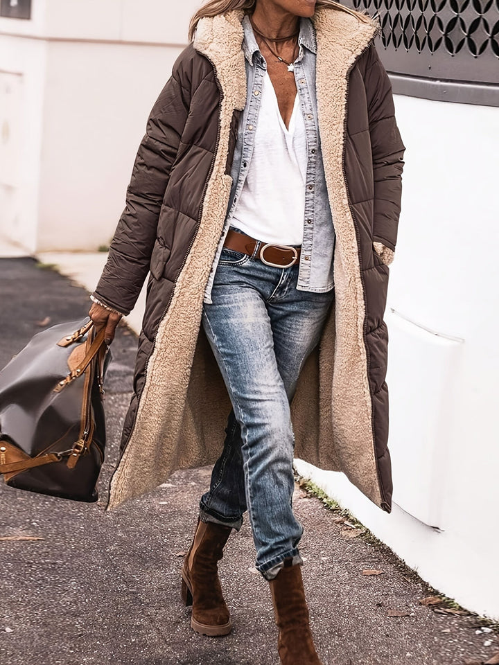 Braune Steppjacke lang mit Teddyfutter und Kapuze im Freien getragen