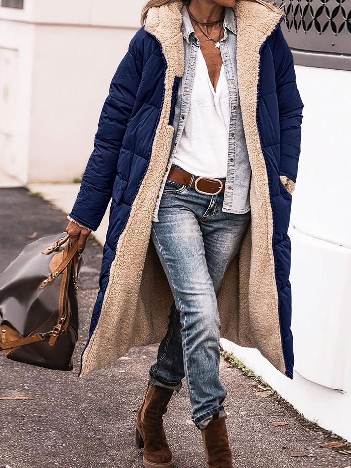 Dunkelblaue lange Winterjacke mit Teddyfell-Kapuze und Reißverschluss