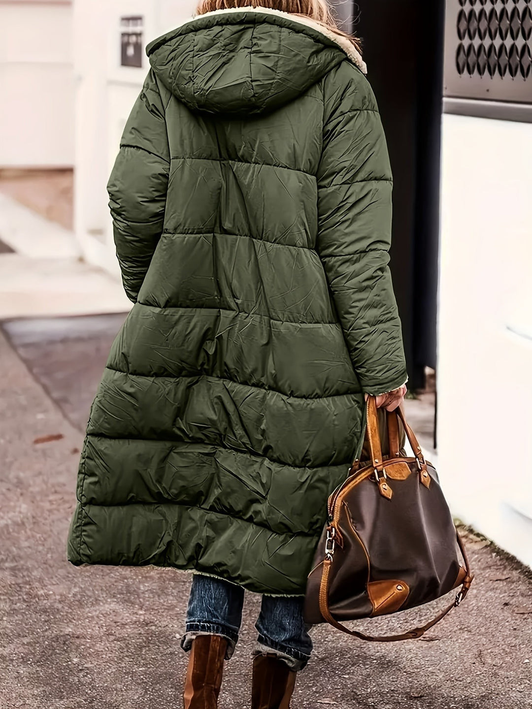 Rückansicht einer olivgrünen gesteppten Winterjacke mit Kapuze und Taschen