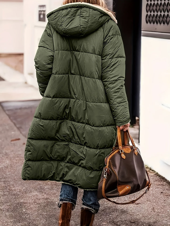 Rückansicht einer olivgrünen gesteppten Winterjacke mit Kapuze und Taschen
