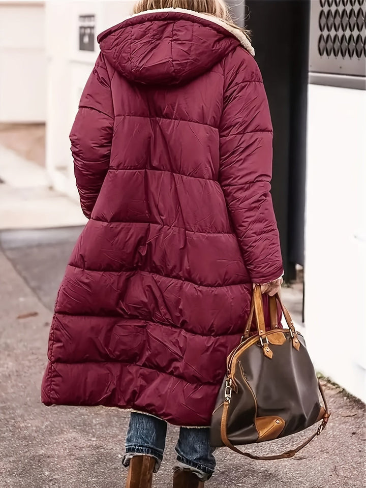 Rückansicht einer weinroten Steppjacke mit Kapuze und Teddyfell-Besatz