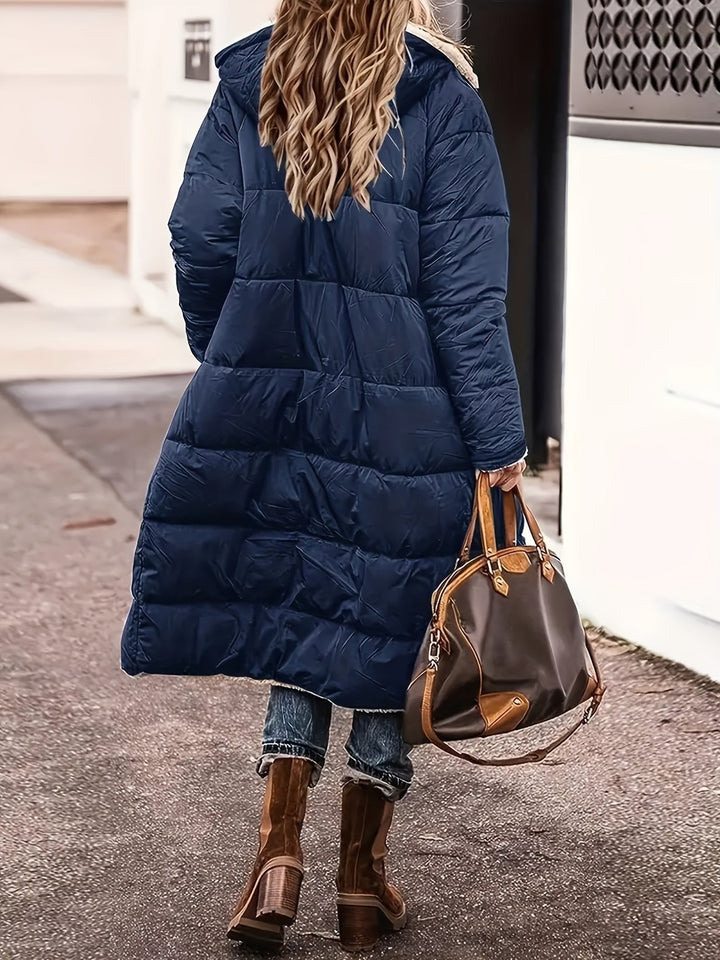 Dunkelblaue lange Steppjacke von hinten mit Kapuze und Teddyfutter
