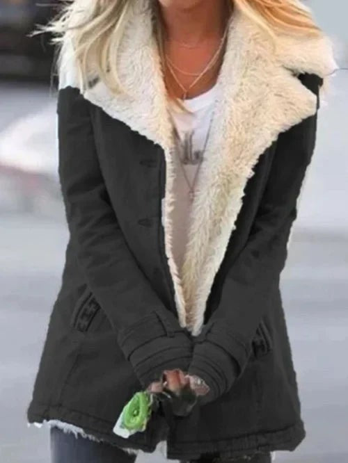 Schwarze Winterjacke mit kuscheligem Fellkragen und ausgefranstem Saum