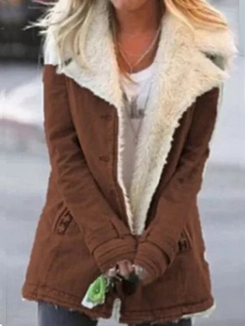 Braune Damenjacke mit weißem Fellkragen und aufgesetzten Taschen