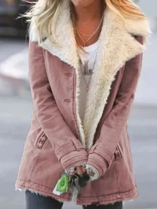 Altrosa Jacke mit cremefarbenem Fellkragen und Fransensaum