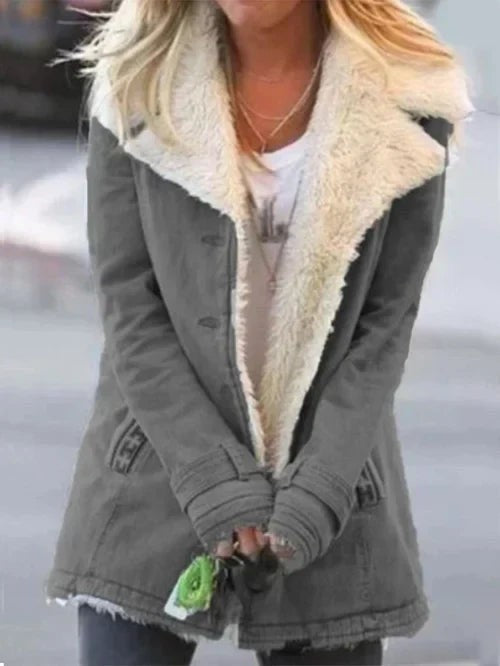 Graue Damenjacke mit Fellkragen und Klappentaschen im Streetstyle