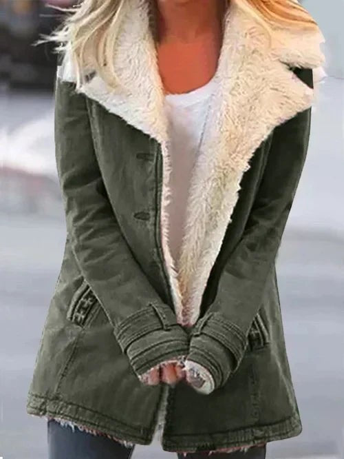 Olivgrüne Winterjacke mit weichem Fellkragen und Knopfleiste