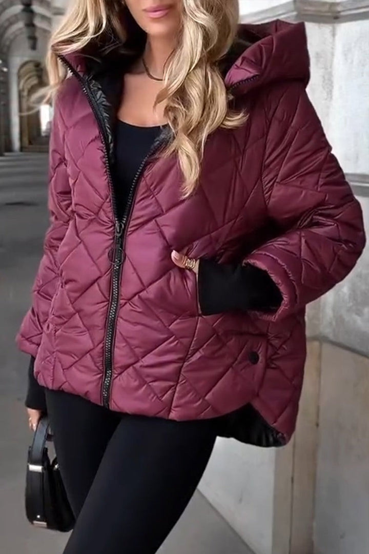 Weinrote Winterjacke mit Kapuze, Rautensteppmuster und Kordelzug am Saum