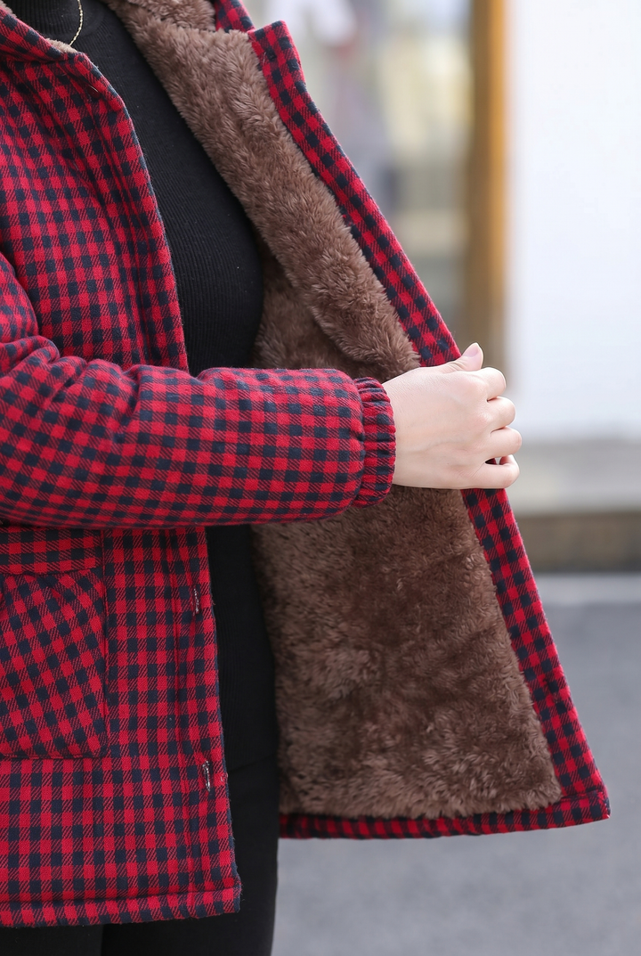 Detailansicht Ärmel einer rot-schwarz karierten Jacke mit Teddyfell-Innenseite