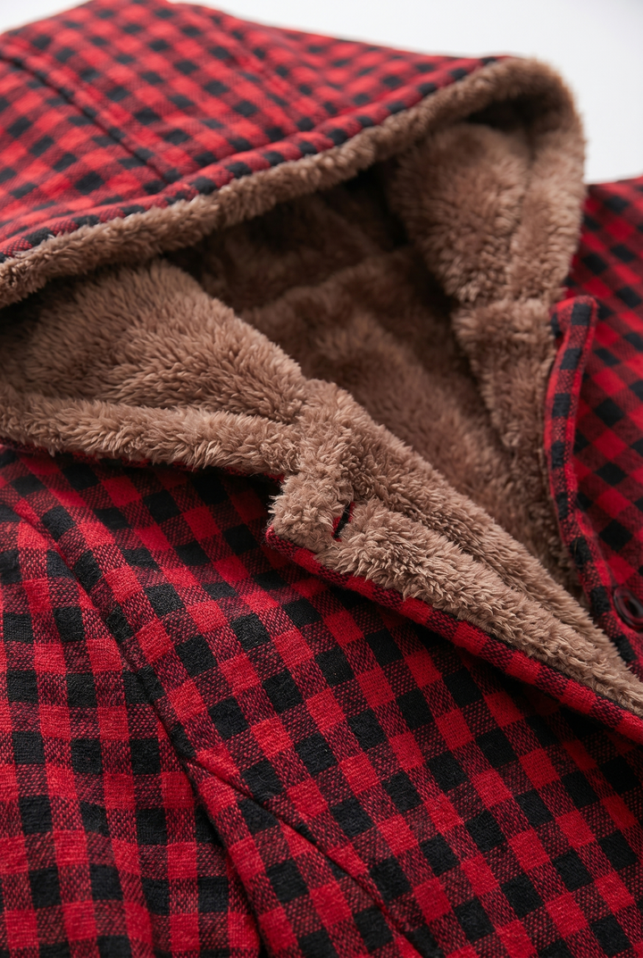 Nahaufnahme Kapuze einer karierten Winterjacke mit flauschigem braunem Futter