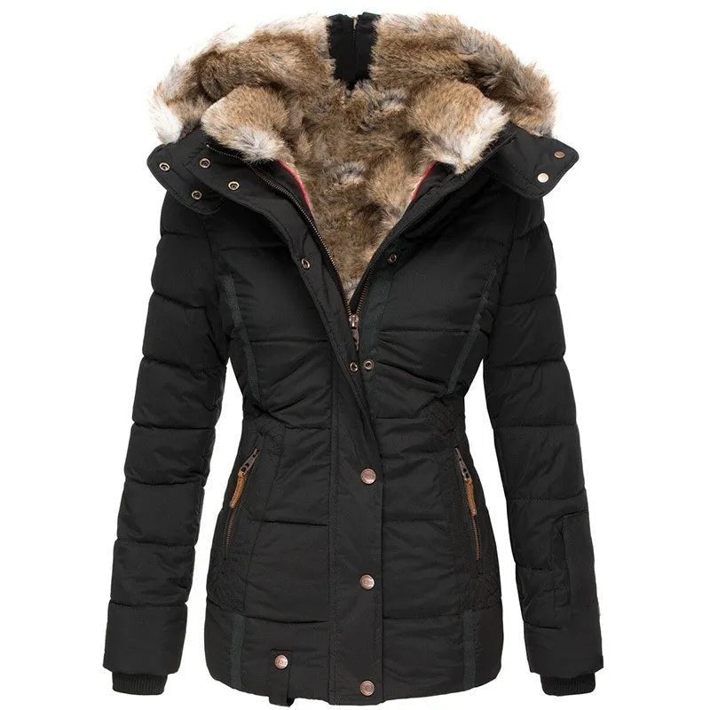 Schwarze Winterjacke mit Kunstfellkapuze und taillierter Steppung, Vorderansicht