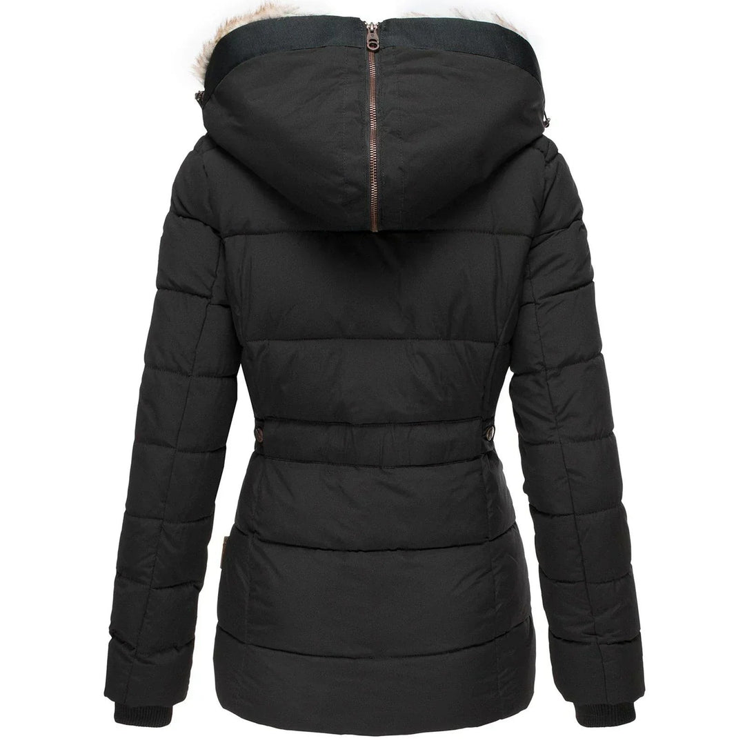 Schwarze Winterjacke von hinten mit Kapuze und Kunstfellbesatz