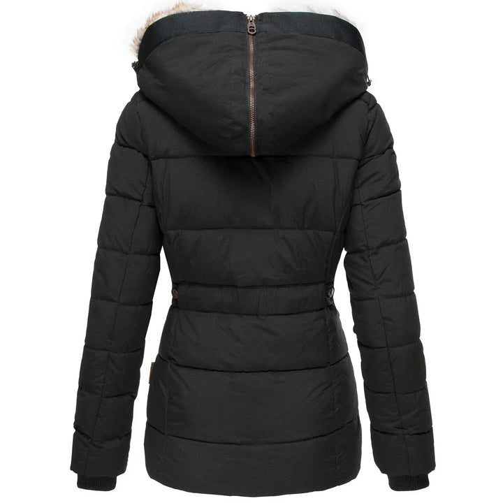 Schwarze Winterjacke von hinten mit Kapuze und Kunstfellbesatz