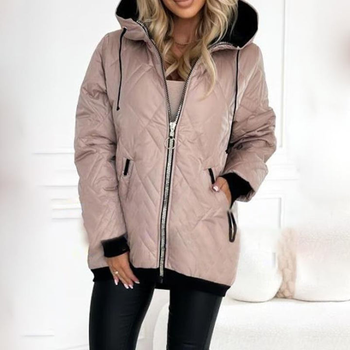 Beige Winterjacke mit Kapuze und Kontrastbündchen, offen getragen