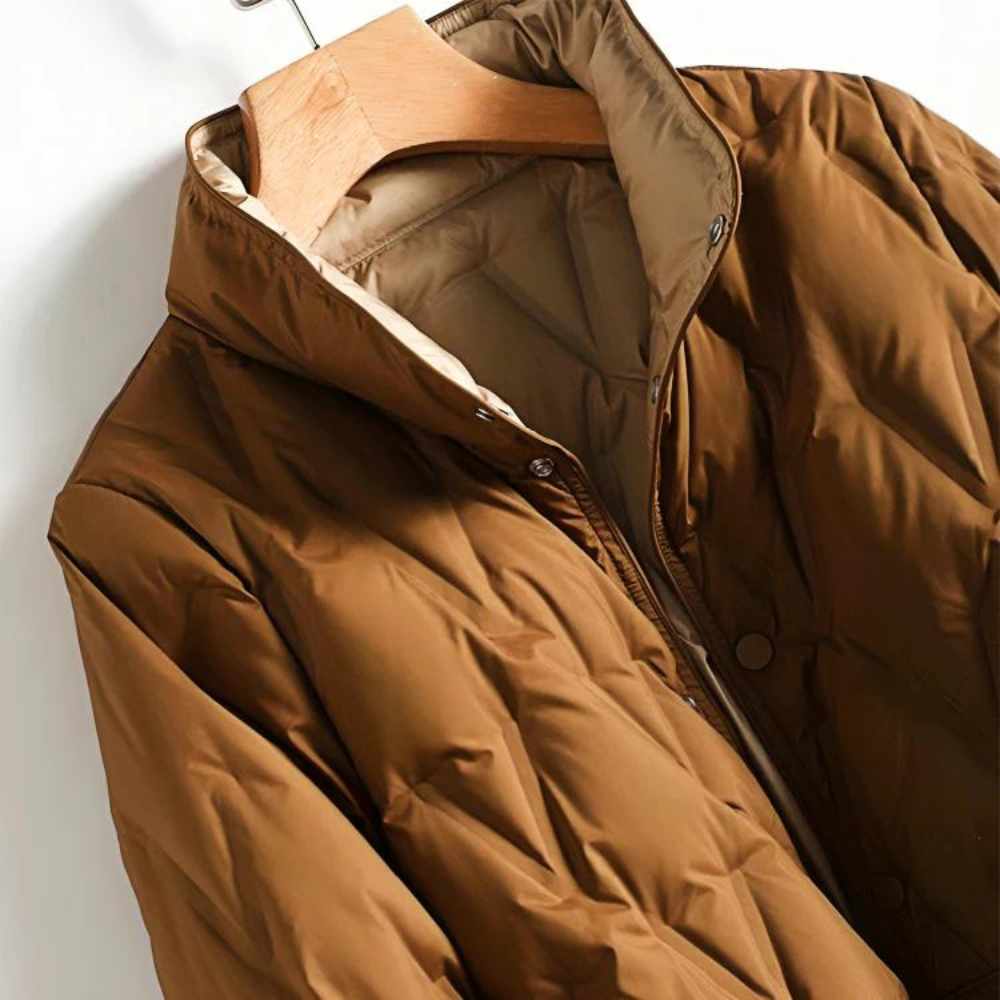 Nahaufnahme Stehkragen und Rautensteppung der braunen Winterjacke