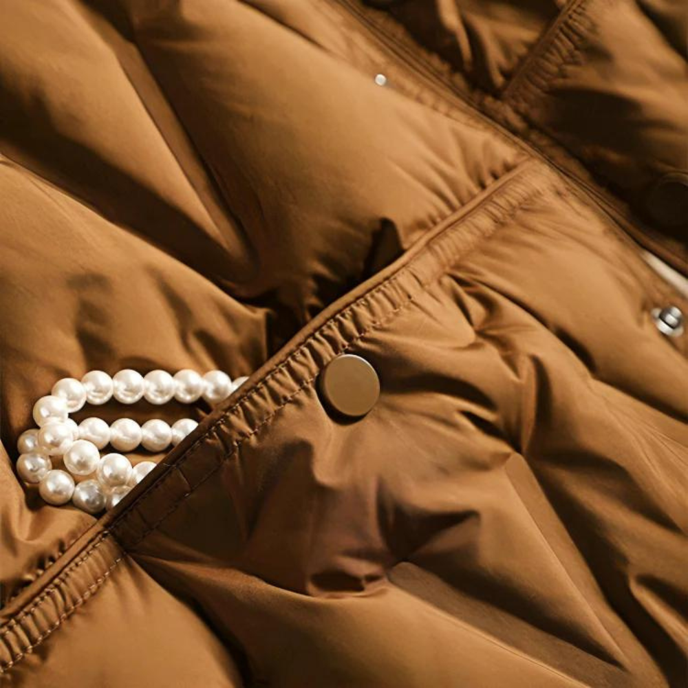 Detailansicht Druckknopf und Taillenbund der gesteppten Winterjacke
