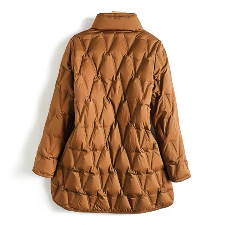Rückenansicht der braunen Winterjacke mit Rautenmuster-Steppung