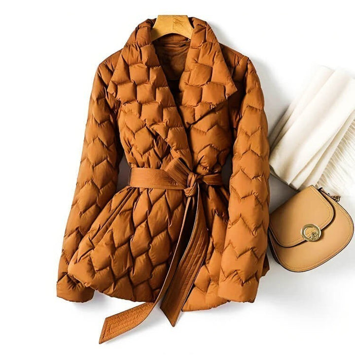 Damen Steppjacke in Karamellbraun mit Schalkragen und Bindegürtel, taillierter Schnitt