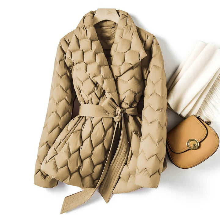 Wattierte Winterjacke in Beige mit Wellensteppung und Gürtel, femininer Schnitt