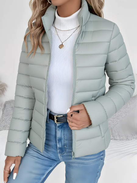 Steppjacke in Mintgrün mit Stehkragen, kombiniert mit weißem Rollkragenpullover