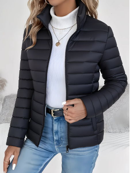 Schwarze Steppjacke mit Stehkragen und Reißverschluss, taillierter Schnitt