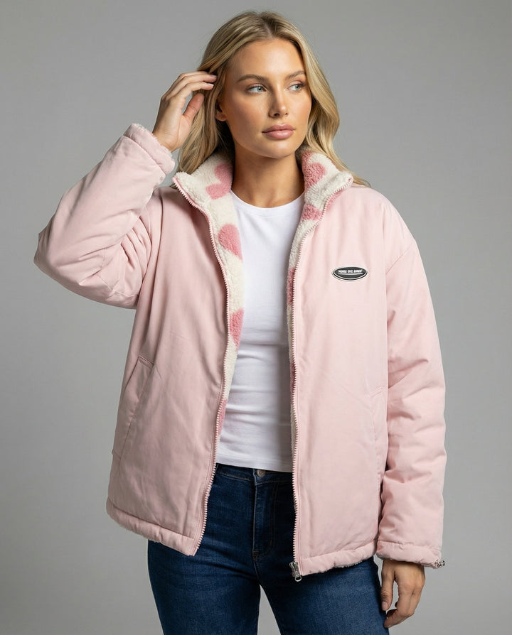 Wendejacke rosa mit Herzmuster Teddyfutter und Stehkragen, Modell trägt offen