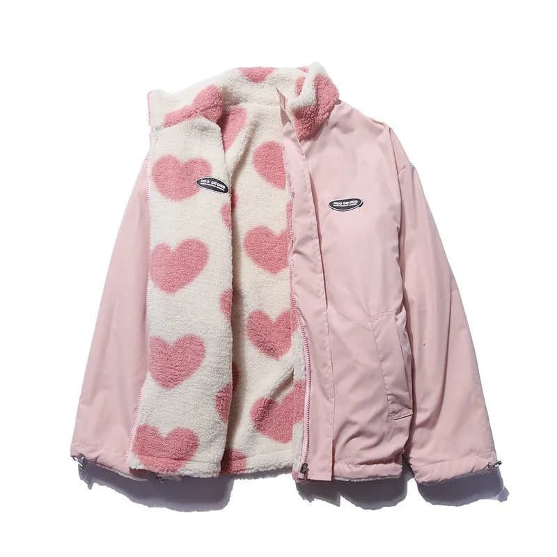Wendejacke rosa mit Herzmuster-Teddyfutter, halb geöffnet auf beiden Seiten