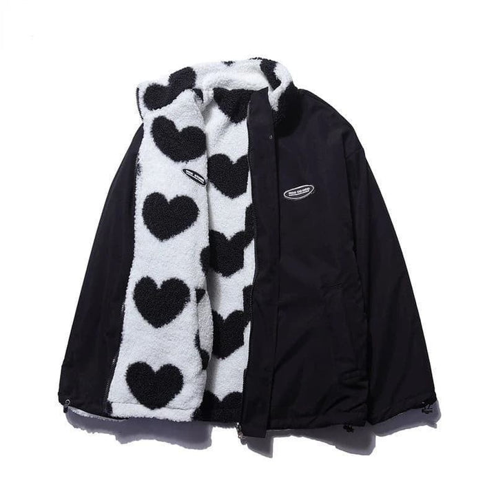 Wendejacke schwarz mit Herzmuster-Teddyfutter, halb geöffnet auf beiden Seiten