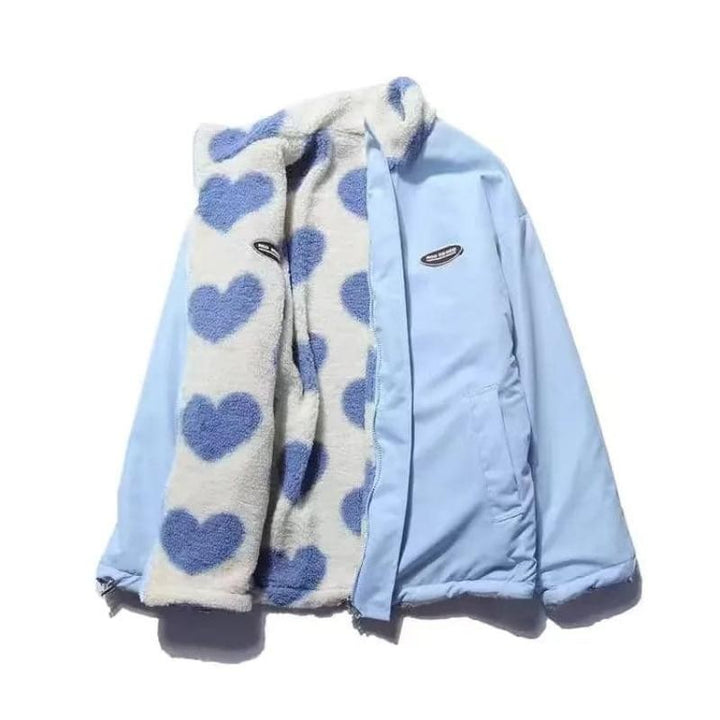 Wendejacke hellblau mit Herzmuster-Teddyfutter, halb geöffnet auf beiden Seiten