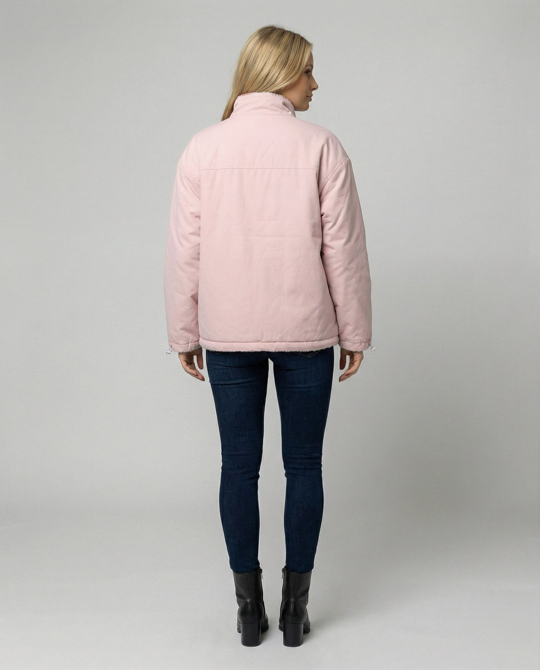 Rückansicht der rosa Winterjacke mit Stehkragen und lockerer Passform