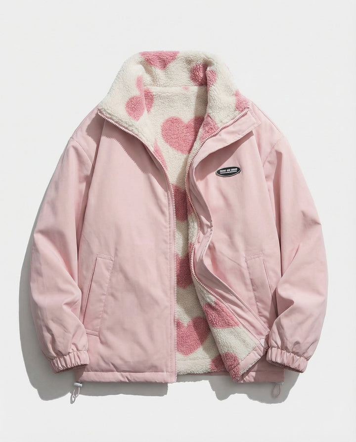 Wendejacke rosa mit Herzmuster-Teddyfutter flach ausgebreitet, Reißverschluss offen