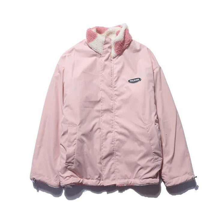 Rosa Winterjacke mit Stehkragen und Herzmuster-Teddyfutter, geschlossen dargestellt