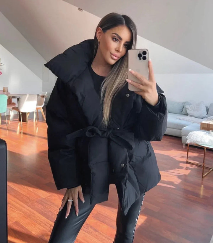 Schwarze Oversize Daunenjacke mit Bindegürtel im Spiegelselfie getragen