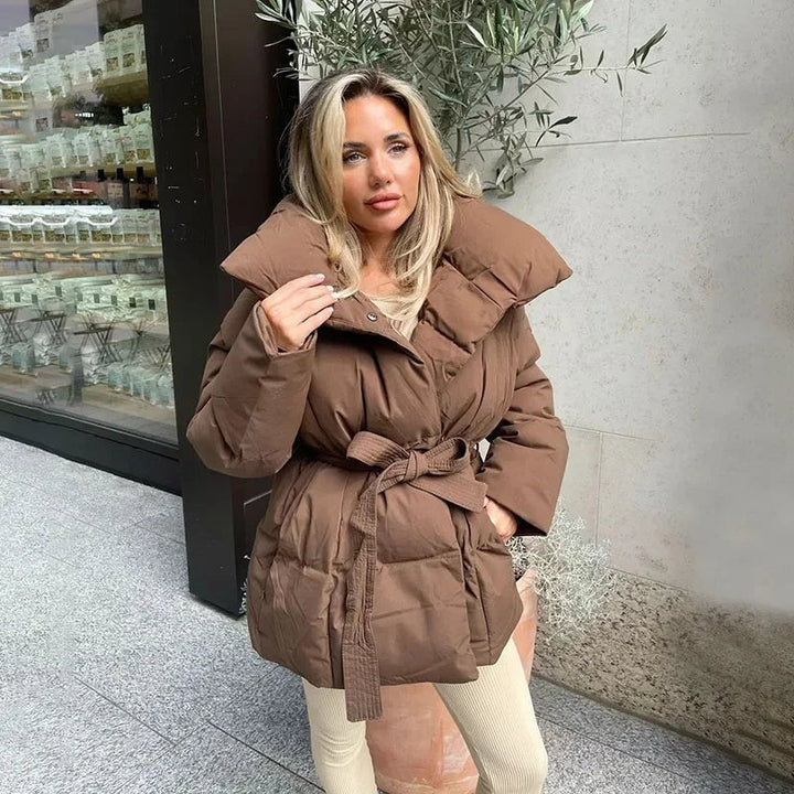 Braune Oversize Winterjacke mit Stehkragen und Taillengürtel im Streetstyle
