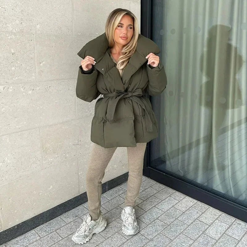 Olivgrüne wattierte Winterjacke mit großem Kragen und Bindegürtel, sportlich kombiniert