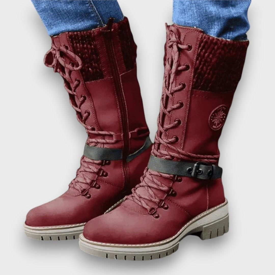 Weinroter Schnürstiefel mit Strickmanschette und Schnalle am Schaft getragen