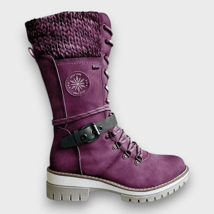 Bordeauxfarbener Winterstiefel mit Strickmanschette und Schnalle in Profilansicht