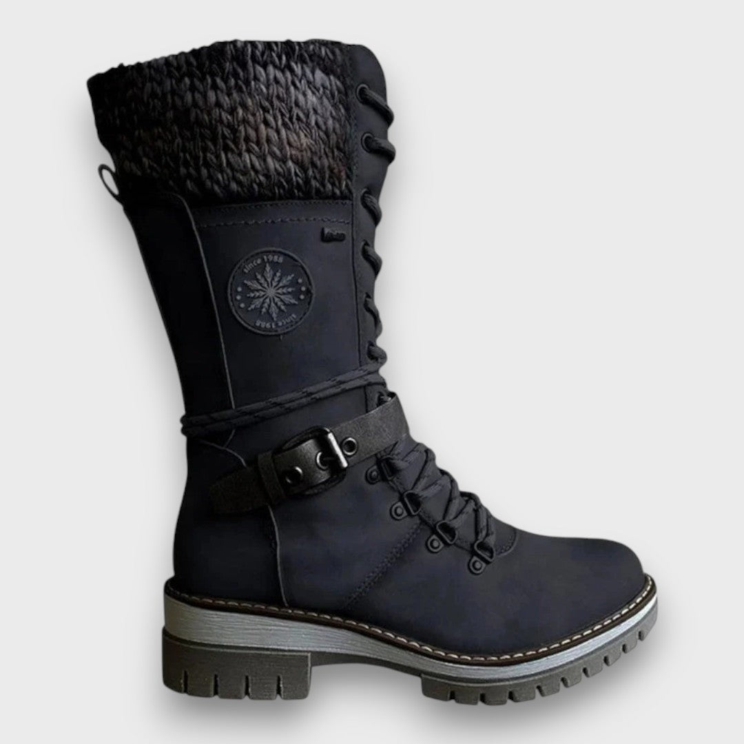 Schwarzer Damenstiefel mit Strickbesatz, Schnürung und Schnalle in Seitenansicht