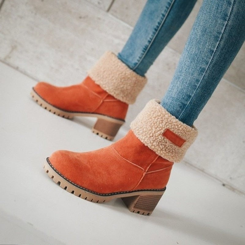Orangene Winterstiefeletten mit Kunstfell-Umschlag am Bein getragen mit Jeans