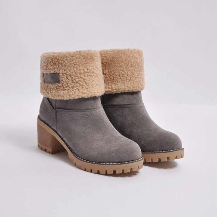 Graue Winterstiefeletten mit Fellumschlag und Blockabsatz im Paar