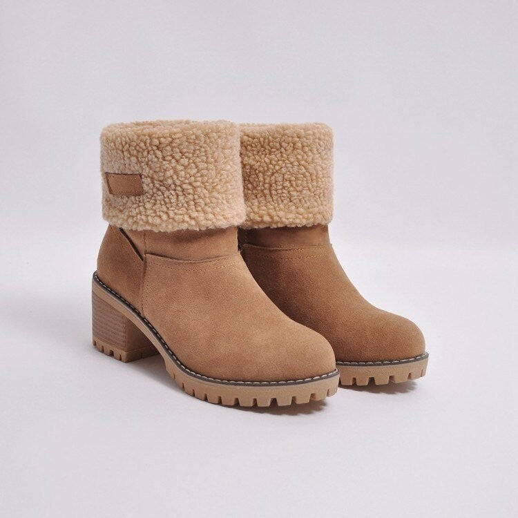 Camelfarbene Winterstiefeletten mit Fellumschlag und Blockabsatz freigestellt