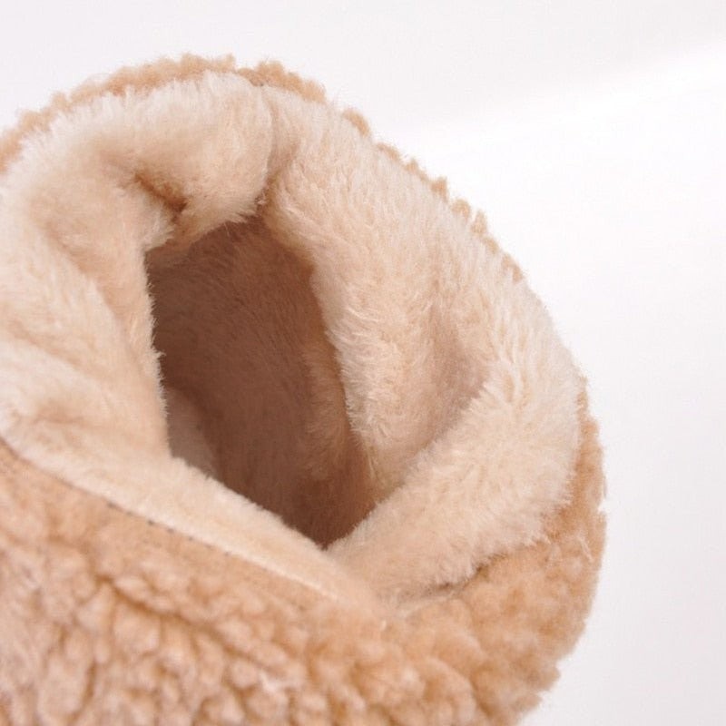 Nahaufnahme des flauschigen Kunstfell-Umschlags einer Winterstiefelette
