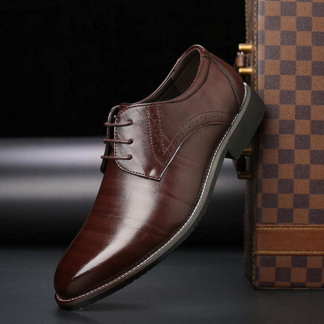 Herren Anzugschuh in Braun mit Brogue-Muster und glänzender Lederoptik