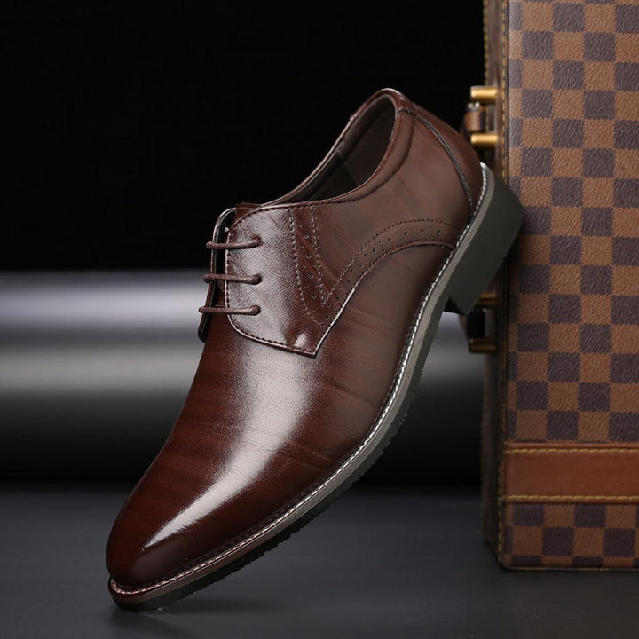 Herren Anzugschuh in Braun mit Brogue-Muster und glänzender Lederoptik