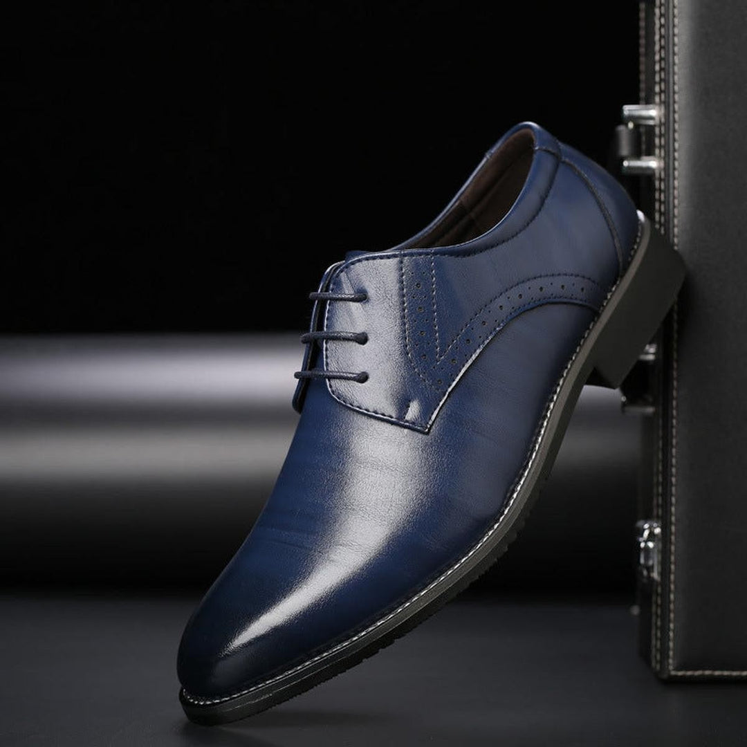 Dunkelblauer Herrenschnürschuh mit Brogue-Details und Kontrastnähten