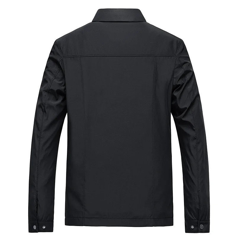 Rückenansicht schwarze Herrenjacke mit Hemdkragen und verstellbaren Ärmelbündchen