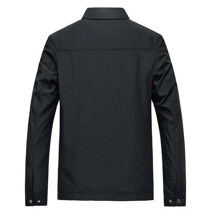 Rückenansicht schwarze Herrenjacke mit Hemdkragen und verstellbaren Ärmelbündchen